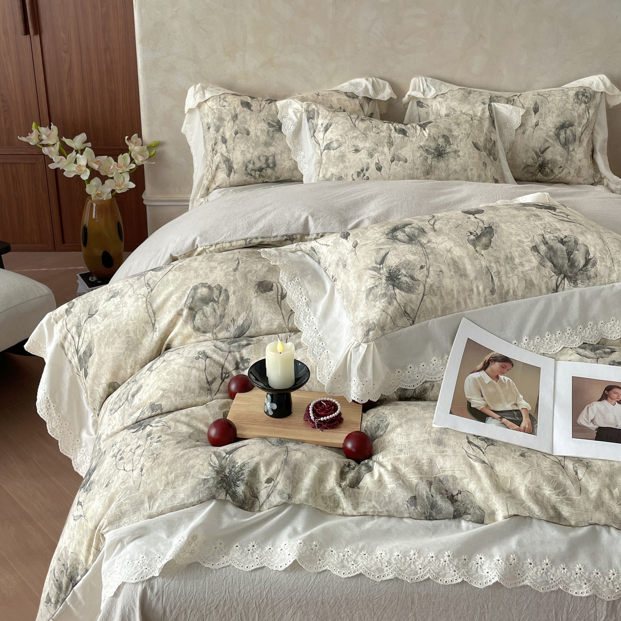 91家纺网 家纺一手货源 找家纺 莱登卡奴 2026新款A类棉麻数码印花25%麻75%棉法式复古花边四件套 传世芳华灰