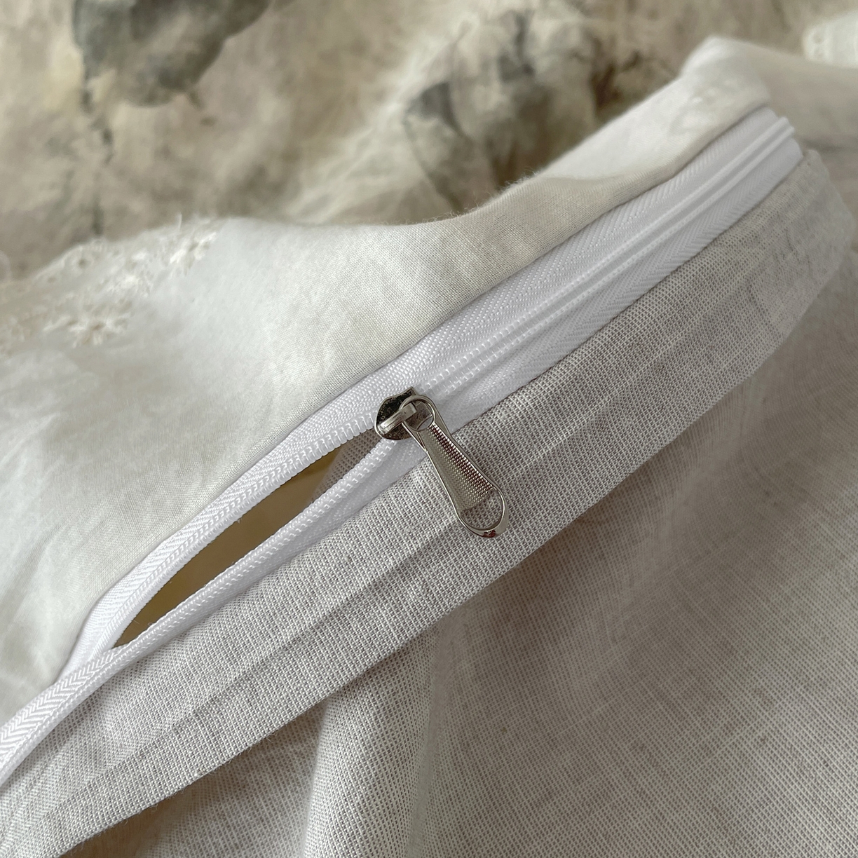 91家纺网 家纺一手货源 找家纺 莱登卡奴 2026新款A类棉麻数码印花25%麻75%棉法式复古花边四件套 传世芳华灰