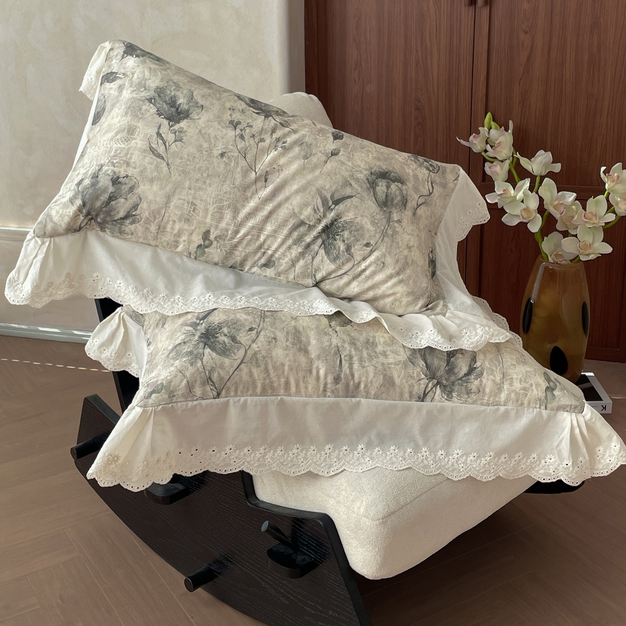 91家纺网 家纺一手货源 找家纺 莱登卡奴 2026新款A类棉麻数码印花25%麻75%棉法式复古花边四件套 传世芳华灰