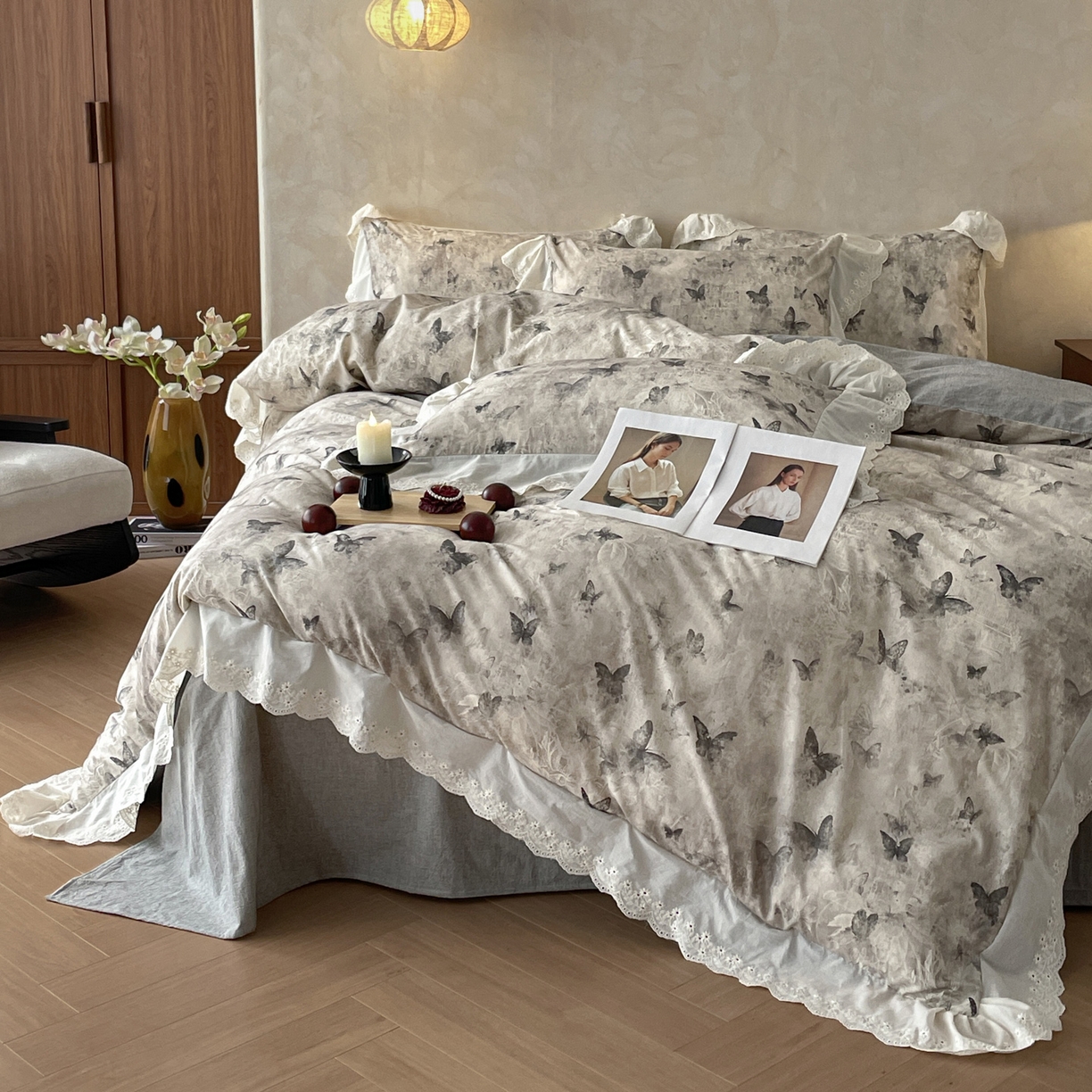 91家纺网 家纺一手货源 找家纺 莱登卡奴 2026新款A类棉麻数码印花25%麻75%棉法式复古花边四件套 蝶影黑