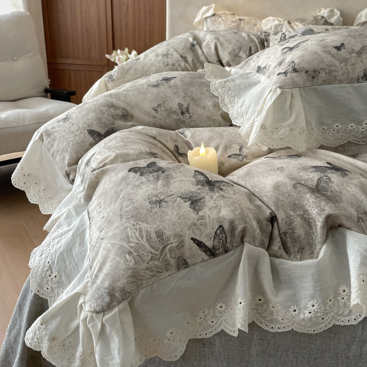 91家纺网 家纺一手货源 找家纺 莱登卡奴 2026新款A类棉麻数码印花25%麻75%棉法式复古花边四件套 蝶影黑