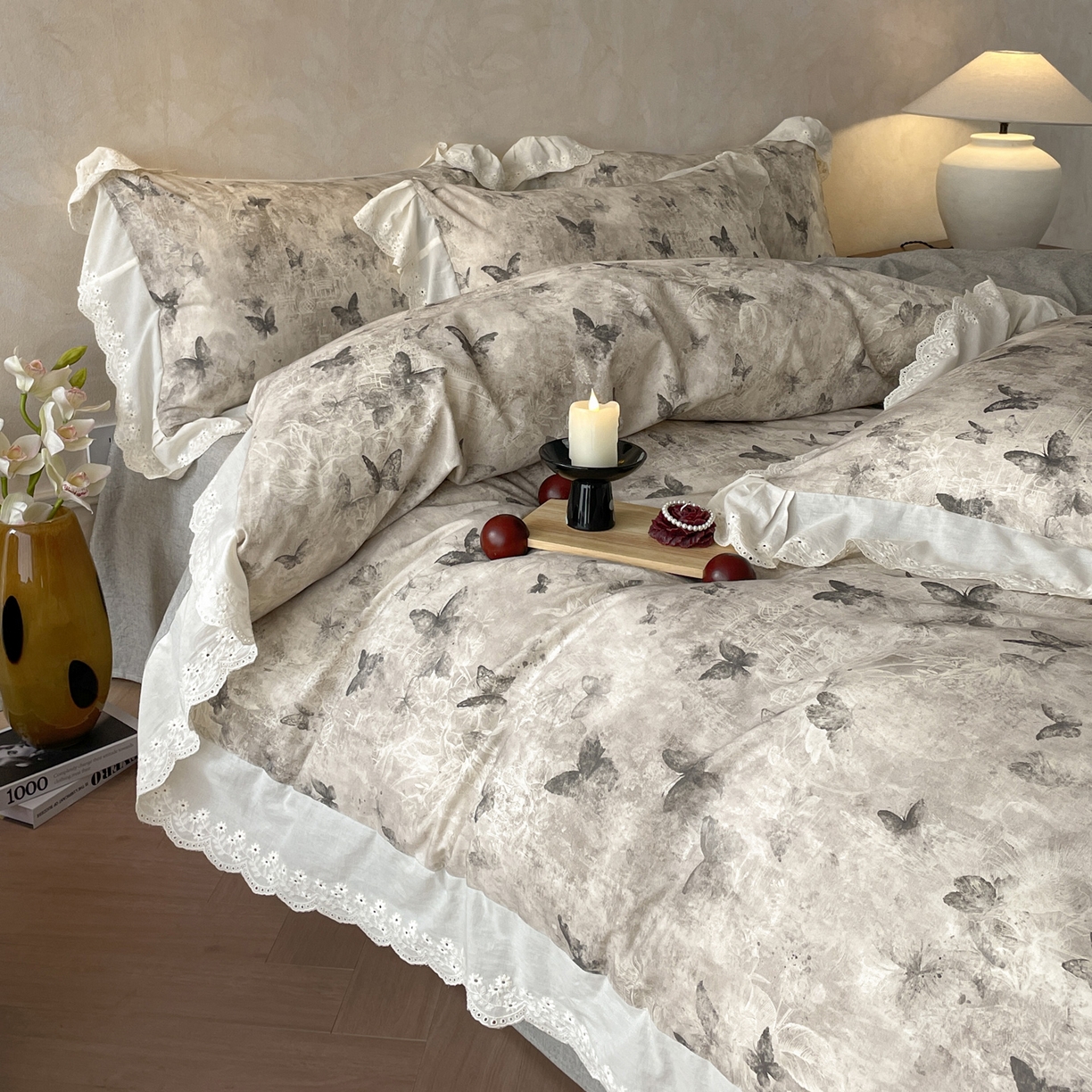 91家纺网 家纺一手货源 找家纺 莱登卡奴 2026新款A类棉麻数码印花25%麻75%棉法式复古花边四件套 蝶影黑