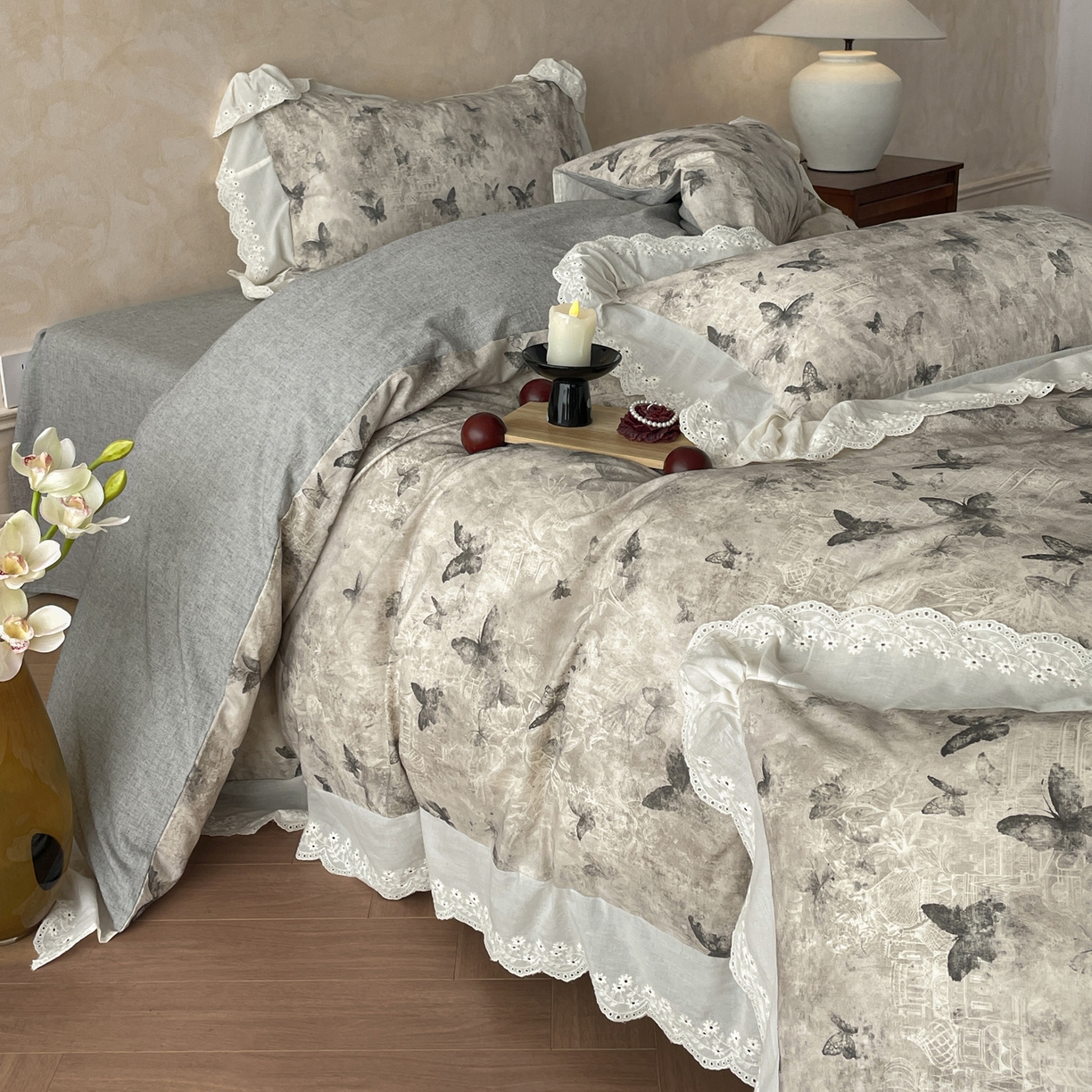 91家纺网 家纺一手货源 找家纺 莱登卡奴 2026新款A类棉麻数码印花25%麻75%棉法式复古花边四件套 蝶影黑