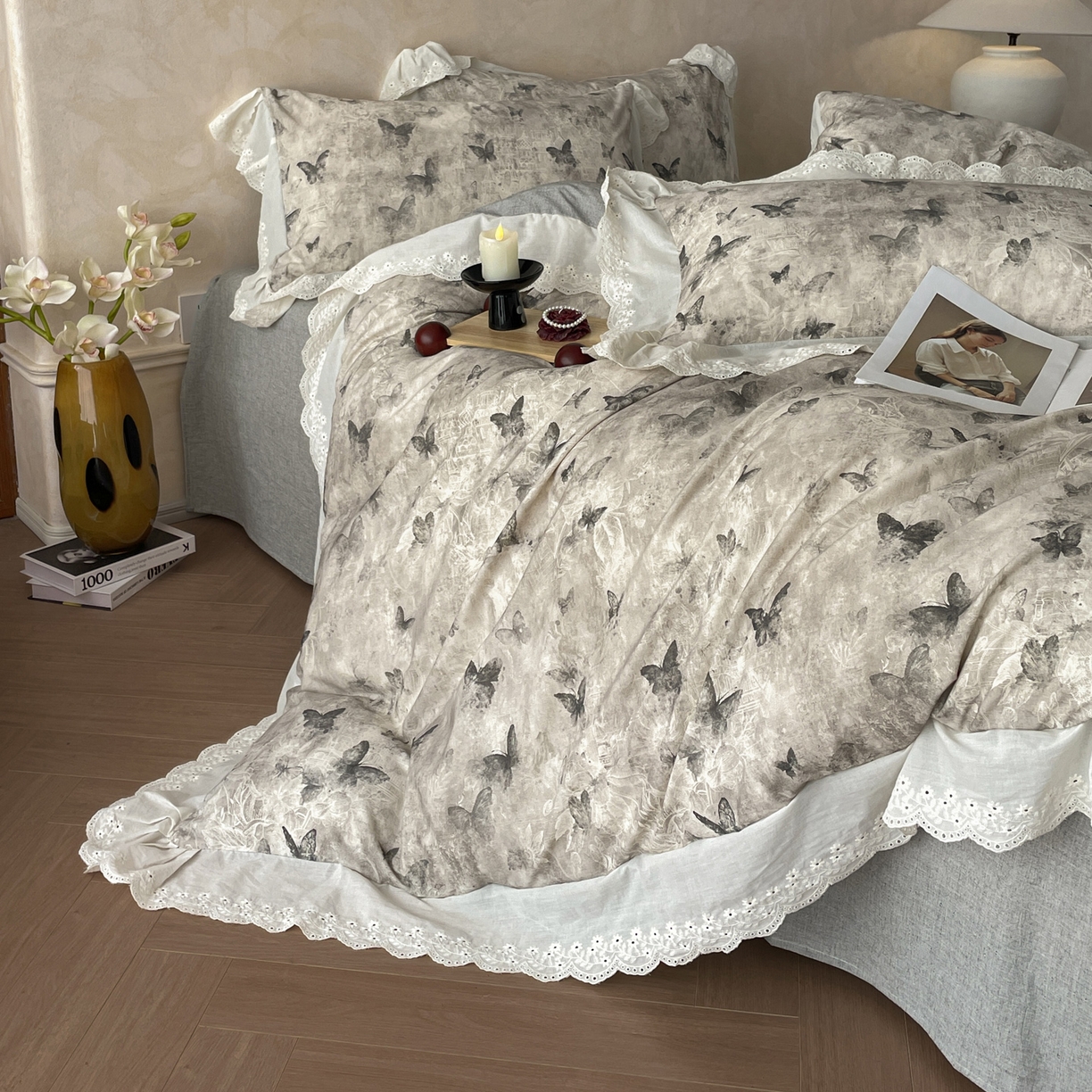 91家纺网 家纺一手货源 找家纺 莱登卡奴 2026新款A类棉麻数码印花25%麻75%棉法式复古花边四件套 蝶影黑