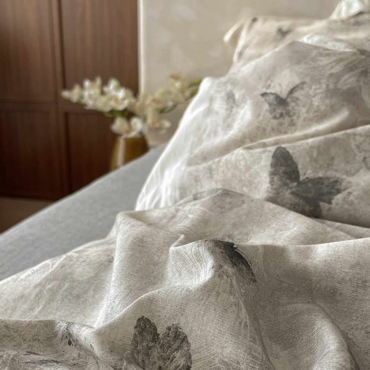 91家纺网 家纺一手货源 找家纺 莱登卡奴 2026新款A类棉麻数码印花25%麻75%棉法式复古花边四件套 蝶影黑