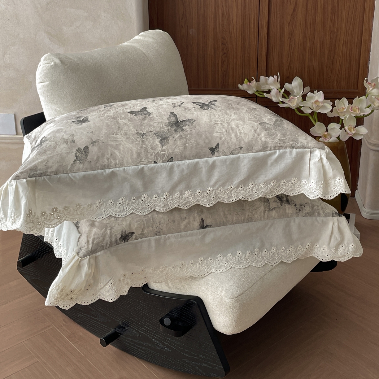 91家纺网 家纺一手货源 找家纺 莱登卡奴 2026新款A类棉麻数码印花25%麻75%棉法式复古花边四件套 蝶影黑