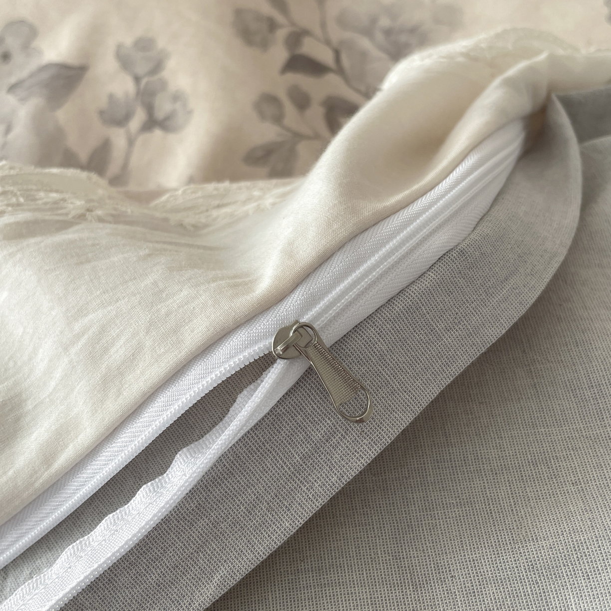 91家纺网 家纺一手货源 找家纺 莱登卡奴 2026新款A类棉麻数码印花25%麻75%棉法式复古花边四件套 风吟花叙蓝