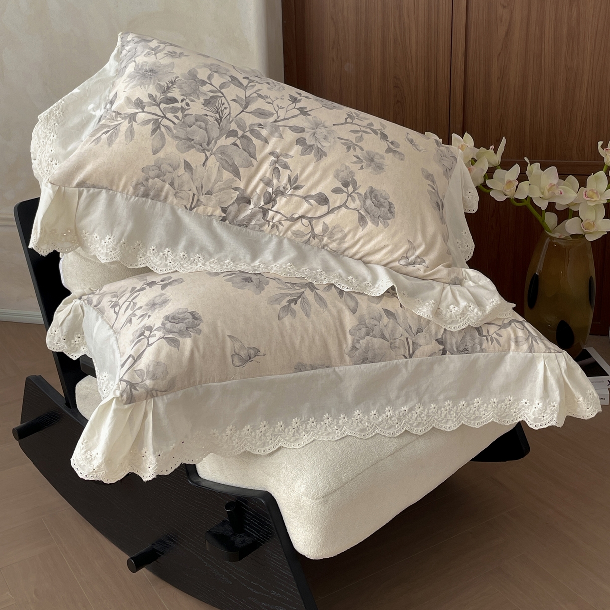 91家纺网 家纺一手货源 找家纺 莱登卡奴 2026新款A类棉麻数码印花25%麻75%棉法式复古花边四件套 风吟花叙蓝