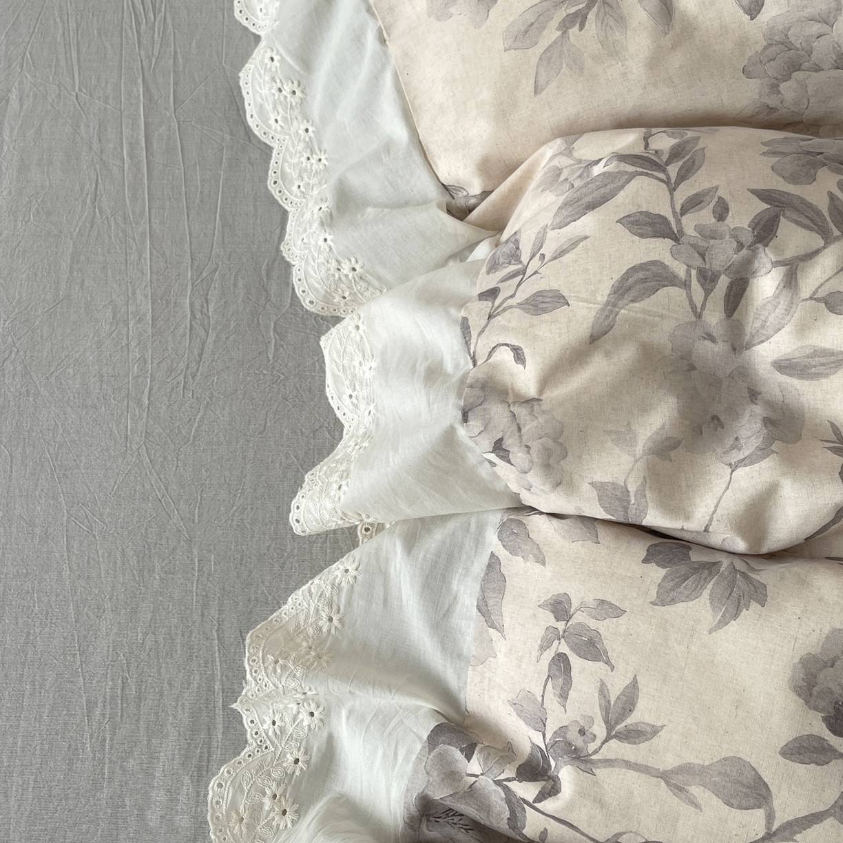 91家纺网 家纺一手货源 找家纺 莱登卡奴 2026新款A类棉麻数码印花25%麻75%棉法式复古花边四件套 风吟花叙蓝