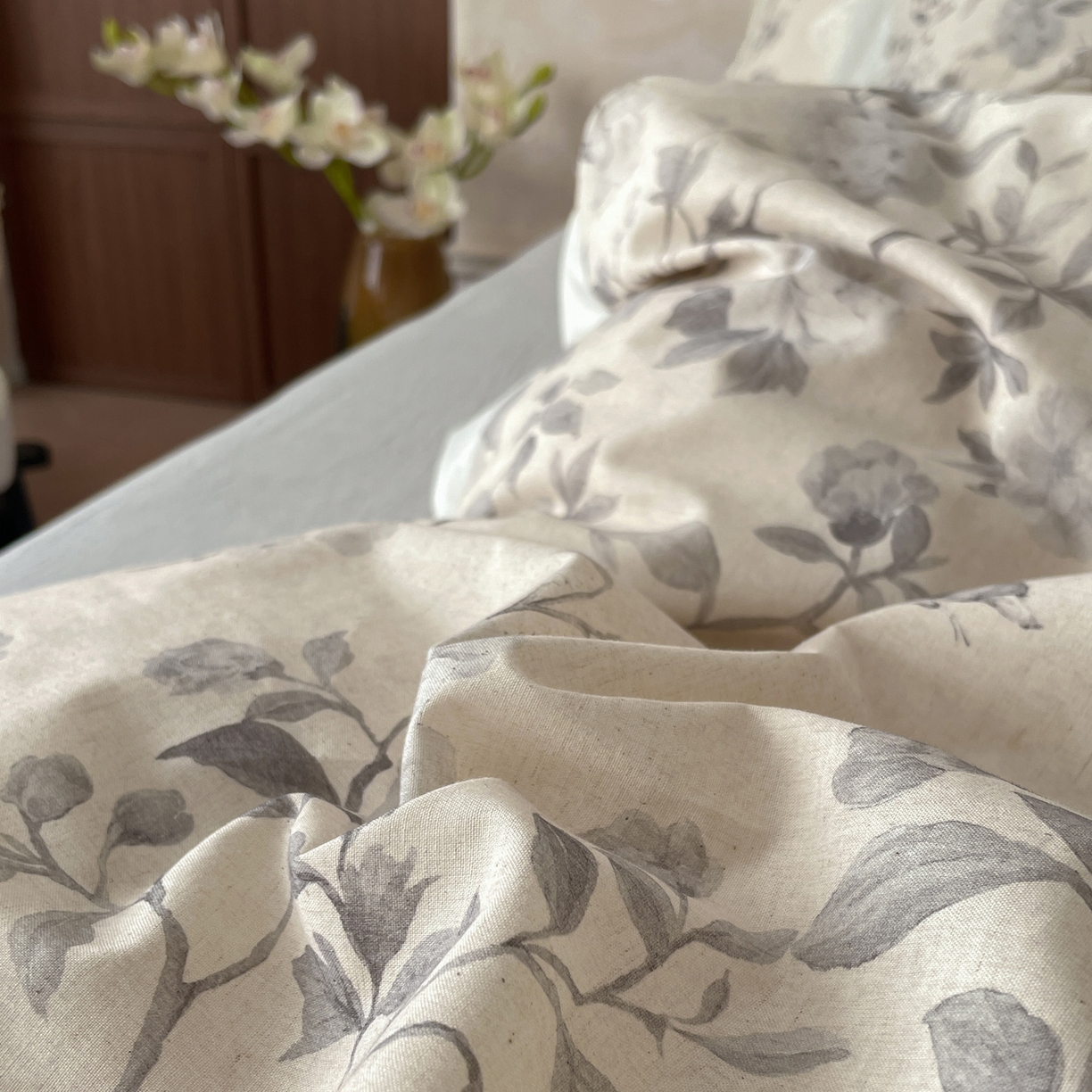 91家纺网 家纺一手货源 找家纺 莱登卡奴 2026新款A类棉麻数码印花25%麻75%棉法式复古花边四件套 风吟花叙蓝