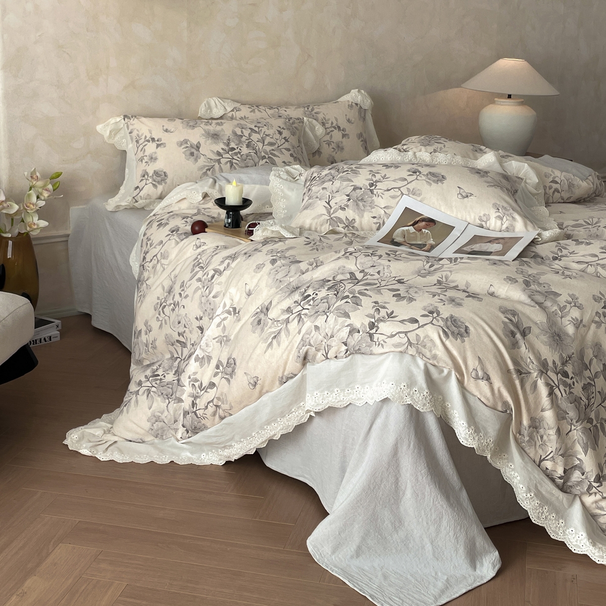 91家纺网 家纺一手货源 找家纺 莱登卡奴 2026新款A类棉麻数码印花25%麻75%棉法式复古花边四件套 风吟花叙蓝