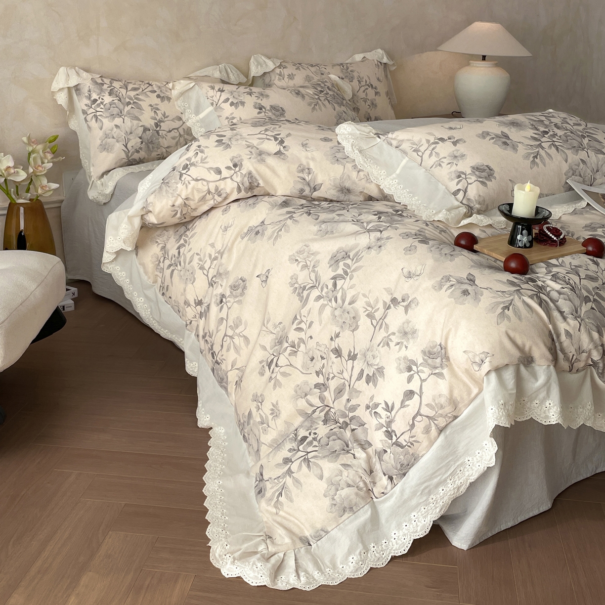 91家纺网 家纺一手货源 找家纺 莱登卡奴 2026新款A类棉麻数码印花25%麻75%棉法式复古花边四件套 风吟花叙蓝