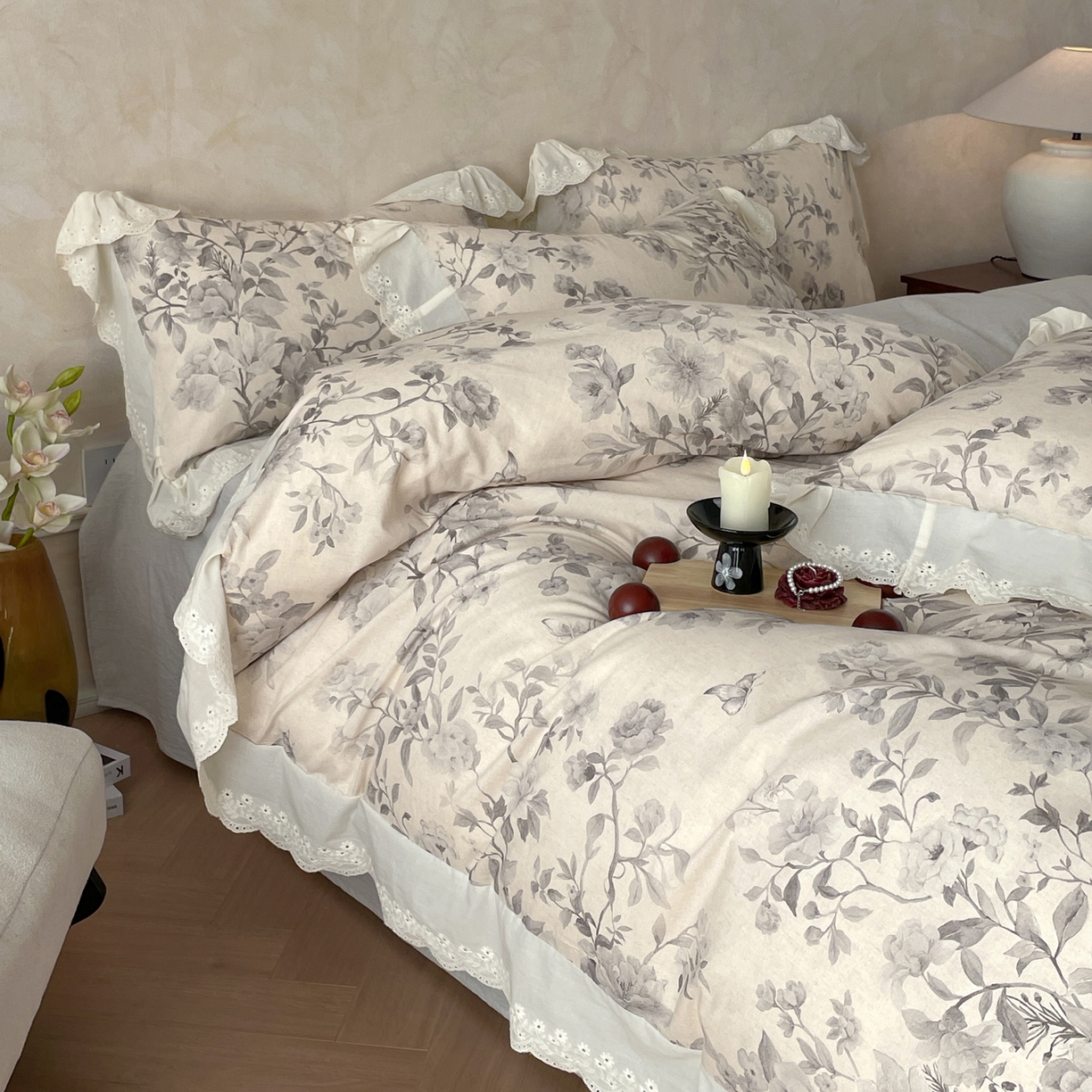 91家纺网 家纺一手货源 找家纺 莱登卡奴 2026新款A类棉麻数码印花25%麻75%棉法式复古花边四件套 风吟花叙蓝