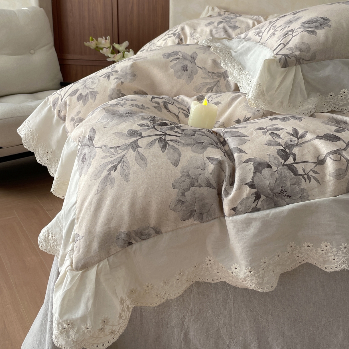 91家纺网 家纺一手货源 找家纺 莱登卡奴 2026新款A类棉麻数码印花25%麻75%棉法式复古花边四件套 风吟花叙蓝