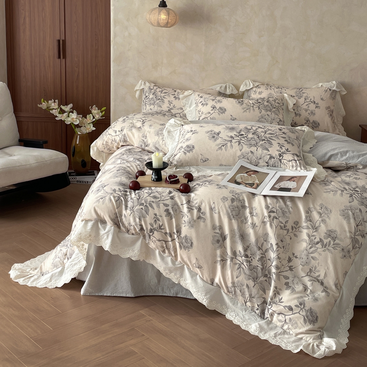 91家纺网 家纺一手货源 找家纺 莱登卡奴 2026新款A类棉麻数码印花25%麻75%棉法式复古花边四件套 风吟花叙蓝