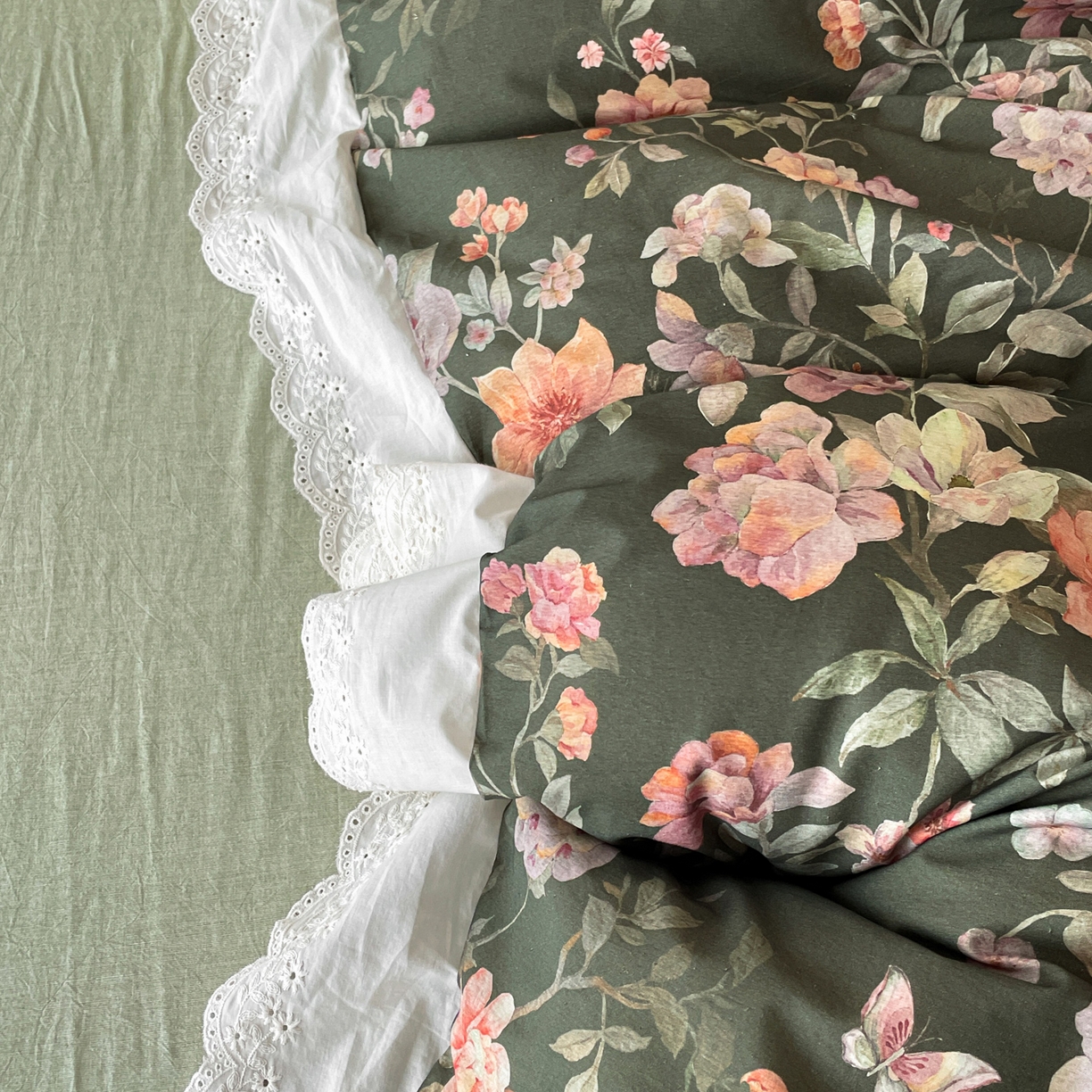 91家纺网 家纺一手货源 找家纺 莱登卡奴 2026新款A类棉麻数码印花25%麻75%棉法式复古花边四件套 风吟花叙绿