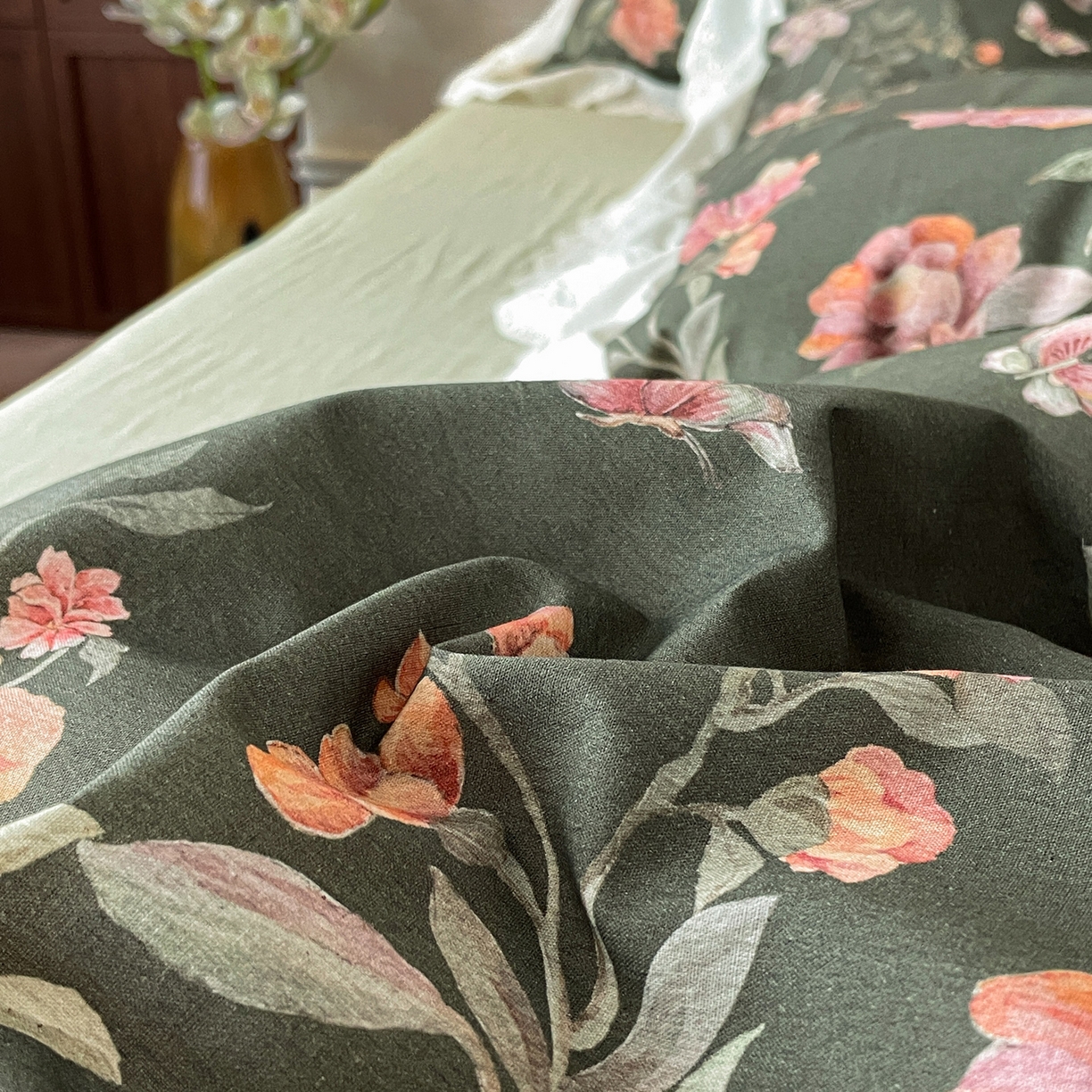 91家纺网 家纺一手货源 找家纺 莱登卡奴 2026新款A类棉麻数码印花25%麻75%棉法式复古花边四件套 风吟花叙绿