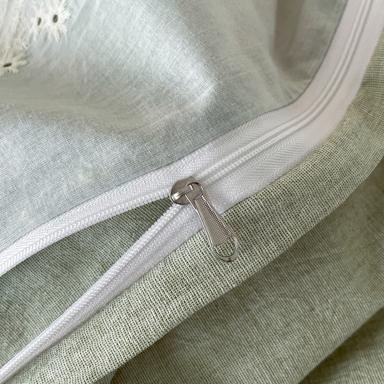 91家纺网 家纺一手货源 找家纺 莱登卡奴 2026新款A类棉麻数码印花25%麻75%棉法式复古花边四件套 风吟花叙绿