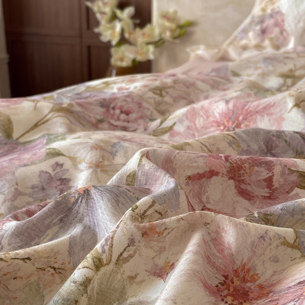 91家纺网 家纺一手货源 找家纺 莱登卡奴 2026新款A类棉麻数码印花25%麻75%棉法式复古花边四件套 幻彩雅韵粉