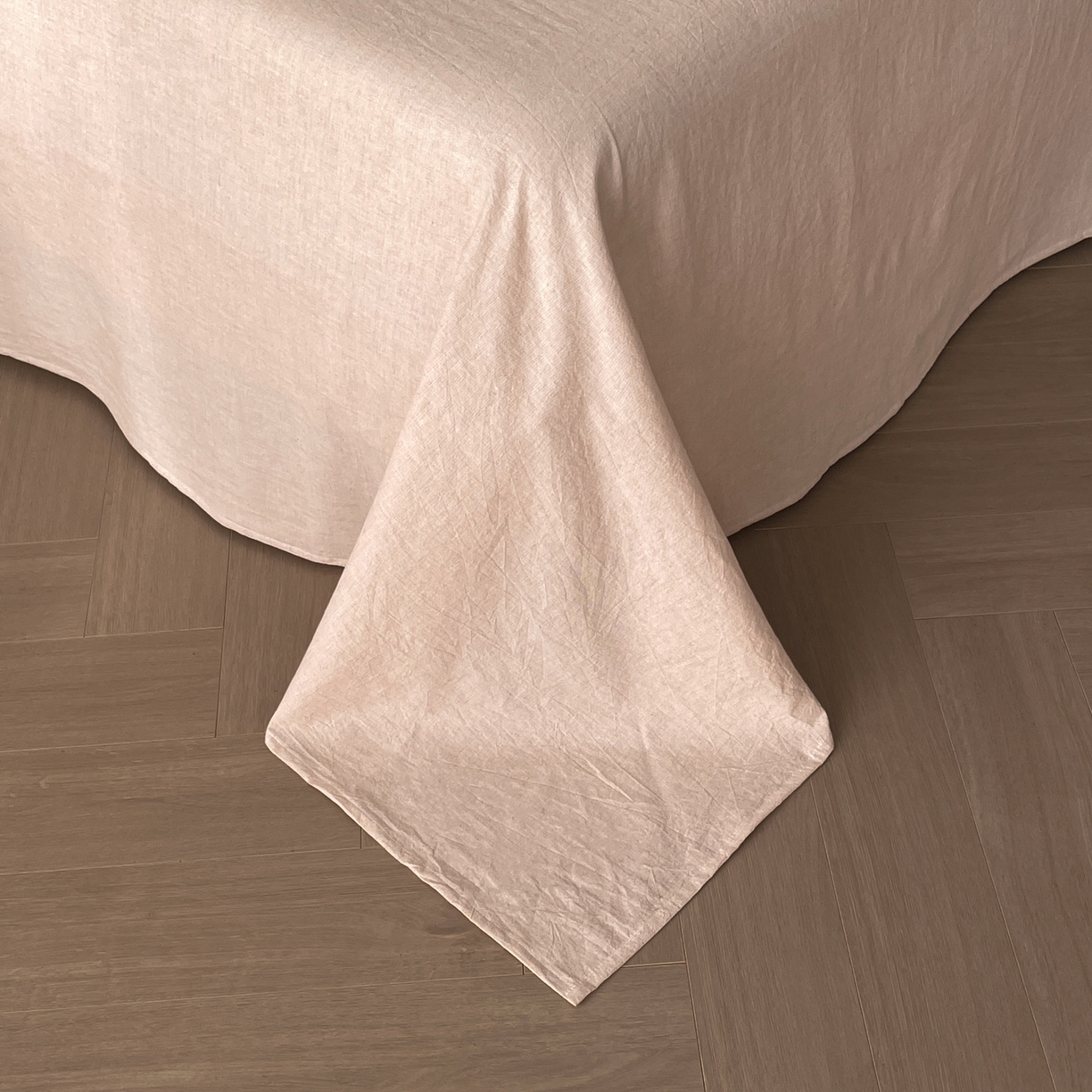 91家纺网 家纺一手货源 找家纺 莱登卡奴 2026新款A类棉麻数码印花25%麻75%棉法式复古花边四件套 幻彩雅韵粉