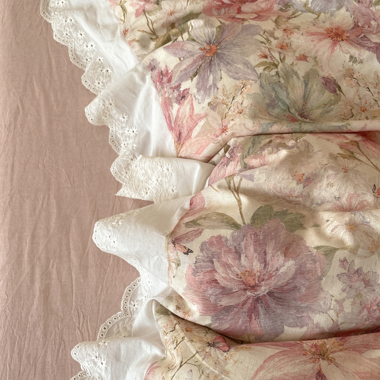 91家纺网 家纺一手货源 找家纺 莱登卡奴 2026新款A类棉麻数码印花25%麻75%棉法式复古花边四件套 幻彩雅韵粉