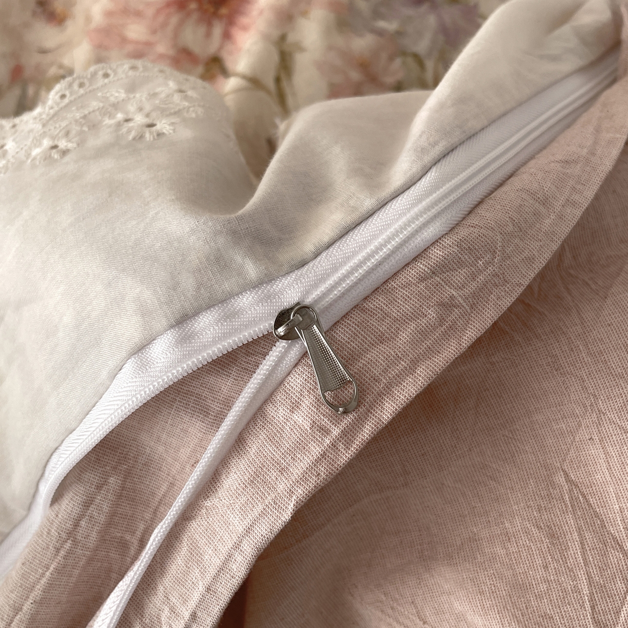 91家纺网 家纺一手货源 找家纺 莱登卡奴 2026新款A类棉麻数码印花25%麻75%棉法式复古花边四件套 幻彩雅韵粉