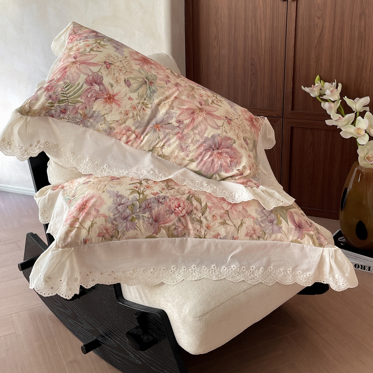 91家纺网 家纺一手货源 找家纺 莱登卡奴 2026新款A类棉麻数码印花25%麻75%棉法式复古花边四件套 幻彩雅韵粉