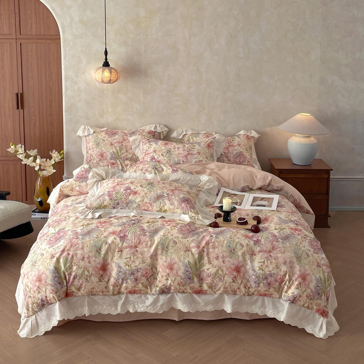 91家纺网 家纺一手货源 找家纺 莱登卡奴 2026新款A类棉麻数码印花25%麻75%棉法式复古花边四件套 幻彩雅韵粉