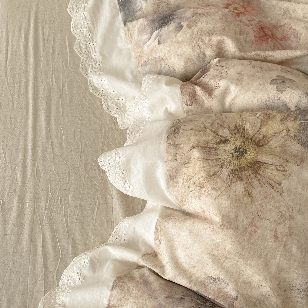 91家纺网 家纺一手货源 找家纺 莱登卡奴 2026新款A类棉麻数码印花25%麻75%棉法式复古花边四件套 金彩漫花