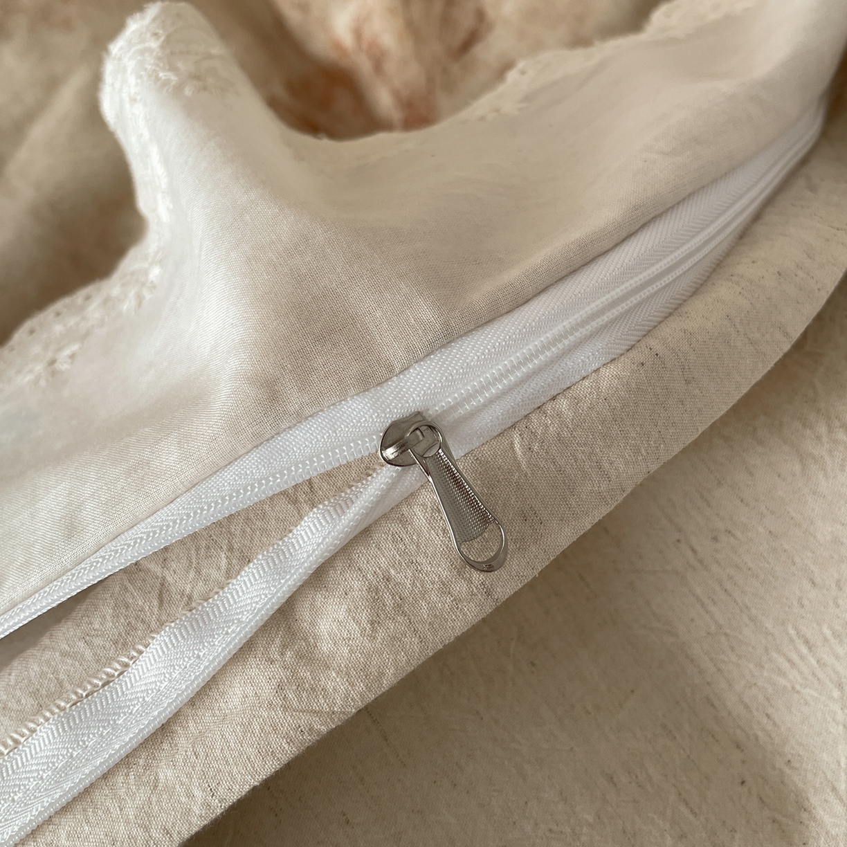 91家纺网 家纺一手货源 找家纺 莱登卡奴 2026新款A类棉麻数码印花25%麻75%棉法式复古花边四件套 金彩漫花