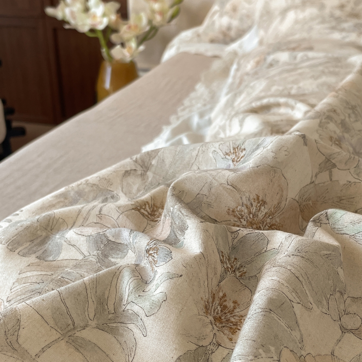 91家纺网 家纺一手货源 找家纺 莱登卡奴 2026新款A类棉麻数码印花25%麻75%棉法式复古花边四件套 沁雨眠咖