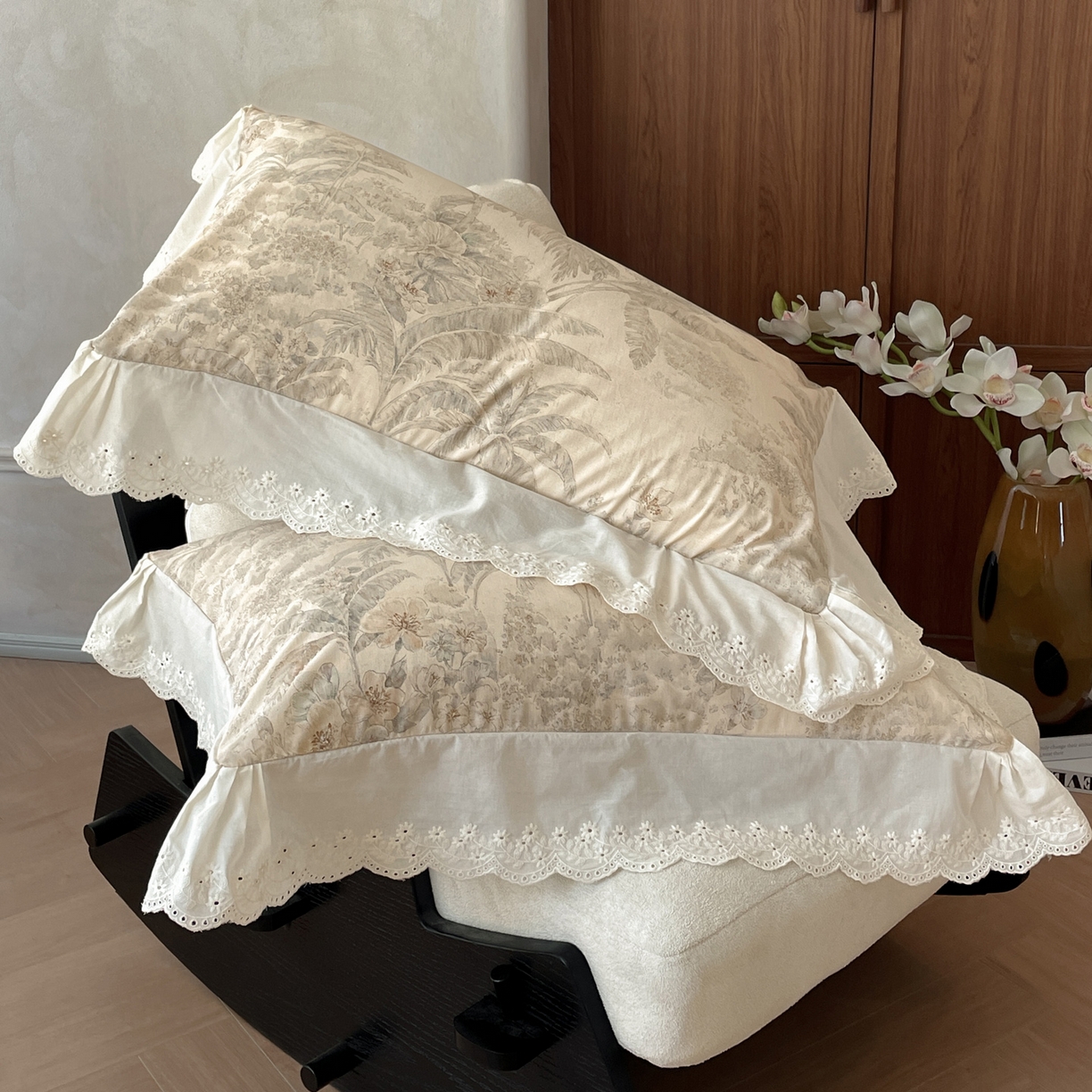 91家纺网 家纺一手货源 找家纺 莱登卡奴 2026新款A类棉麻数码印花25%麻75%棉法式复古花边四件套 沁雨眠咖