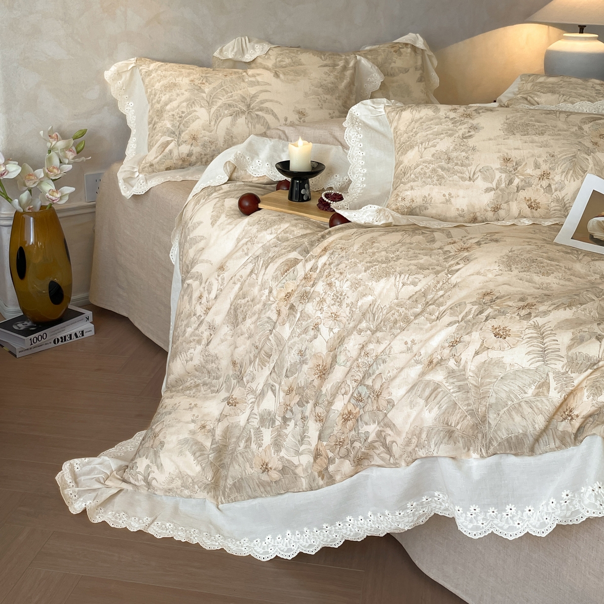 91家纺网 家纺一手货源 找家纺 莱登卡奴 2026新款A类棉麻数码印花25%麻75%棉法式复古花边四件套 沁雨眠咖