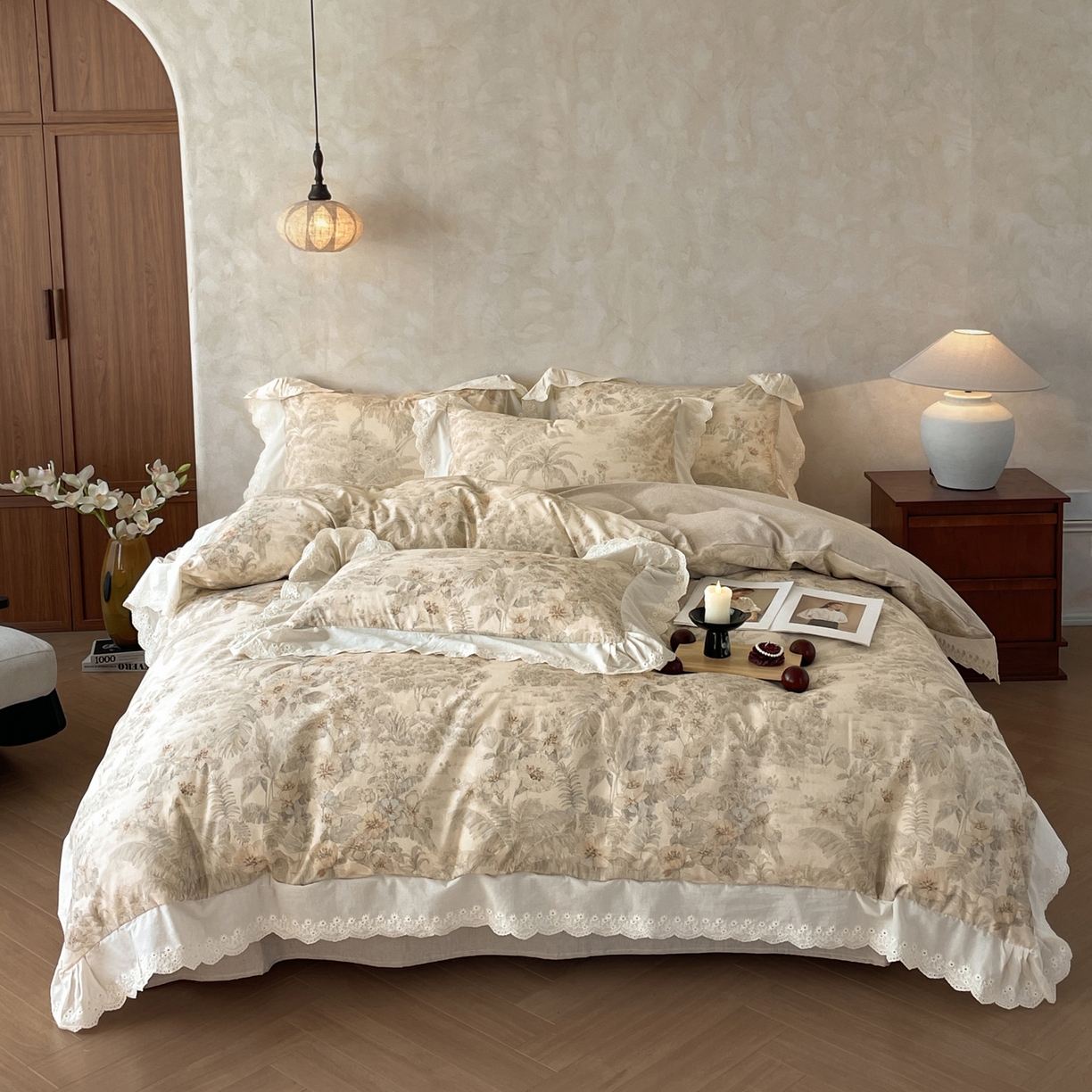 91家纺网 家纺一手货源 找家纺 莱登卡奴 2026新款A类棉麻数码印花25%麻75%棉法式复古花边四件套 沁雨眠咖