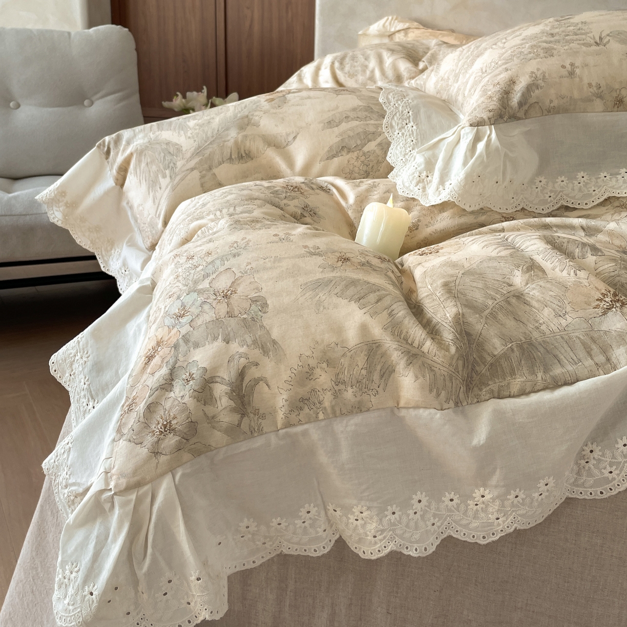 91家纺网 家纺一手货源 找家纺 莱登卡奴 2026新款A类棉麻数码印花25%麻75%棉法式复古花边四件套 沁雨眠咖