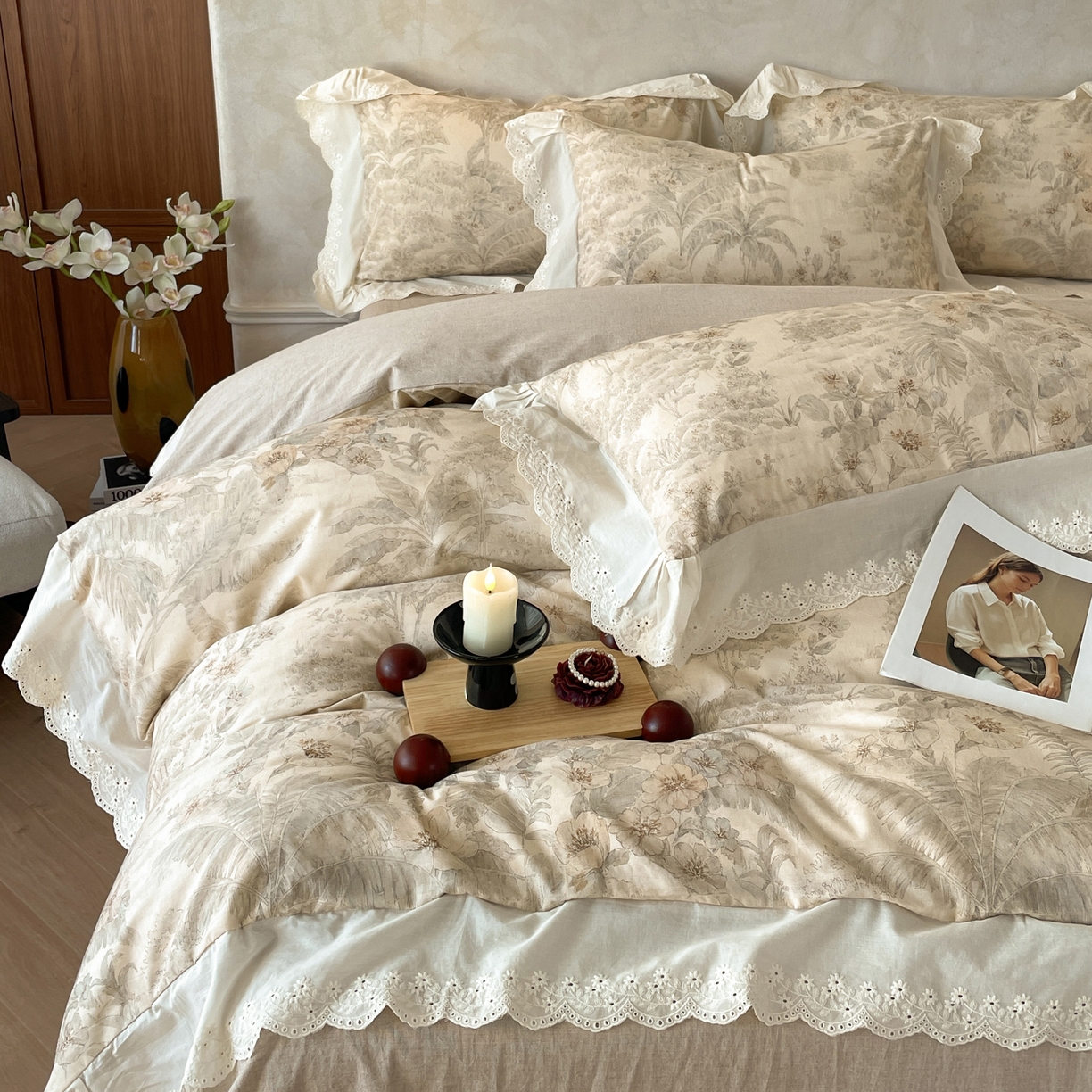 91家纺网 家纺一手货源 找家纺 莱登卡奴 2026新款A类棉麻数码印花25%麻75%棉法式复古花边四件套 沁雨眠咖