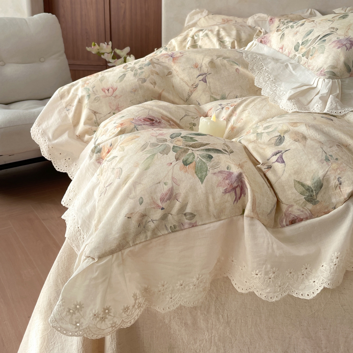 91家纺网 家纺一手货源 找家纺 莱登卡奴 2026新款A类棉麻数码印花25%麻75%棉法式复古花边四件套 雀语花枝