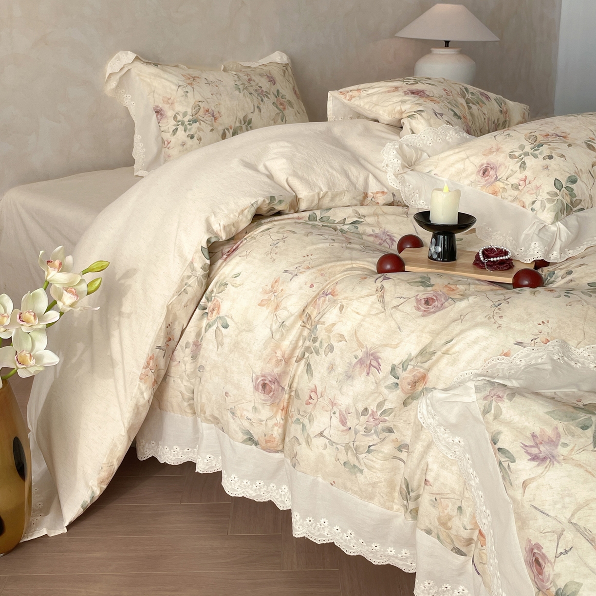 91家纺网 家纺一手货源 找家纺 莱登卡奴 2026新款A类棉麻数码印花25%麻75%棉法式复古花边四件套 雀语花枝