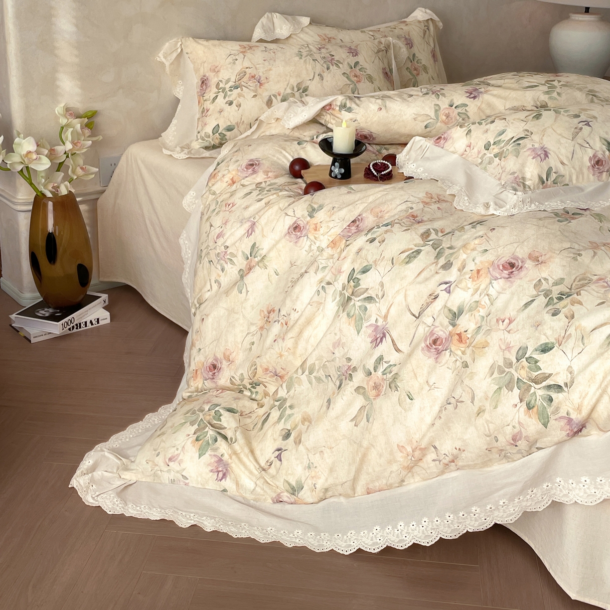 91家纺网 家纺一手货源 找家纺 莱登卡奴 2026新款A类棉麻数码印花25%麻75%棉法式复古花边四件套 雀语花枝