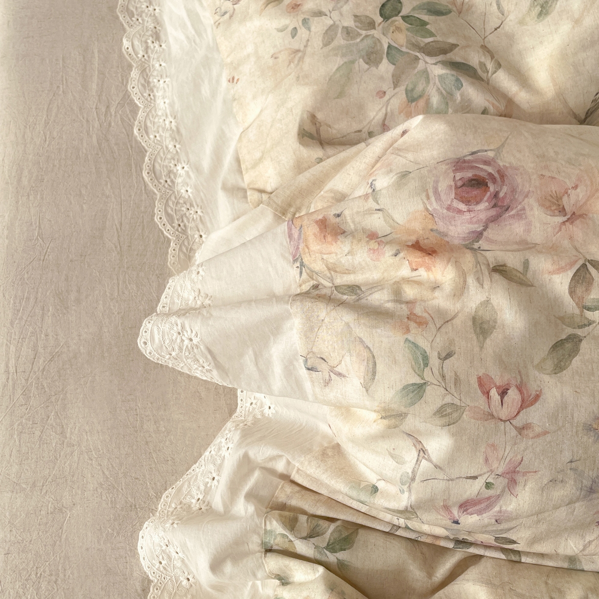 91家纺网 家纺一手货源 找家纺 莱登卡奴 2026新款A类棉麻数码印花25%麻75%棉法式复古花边四件套 雀语花枝