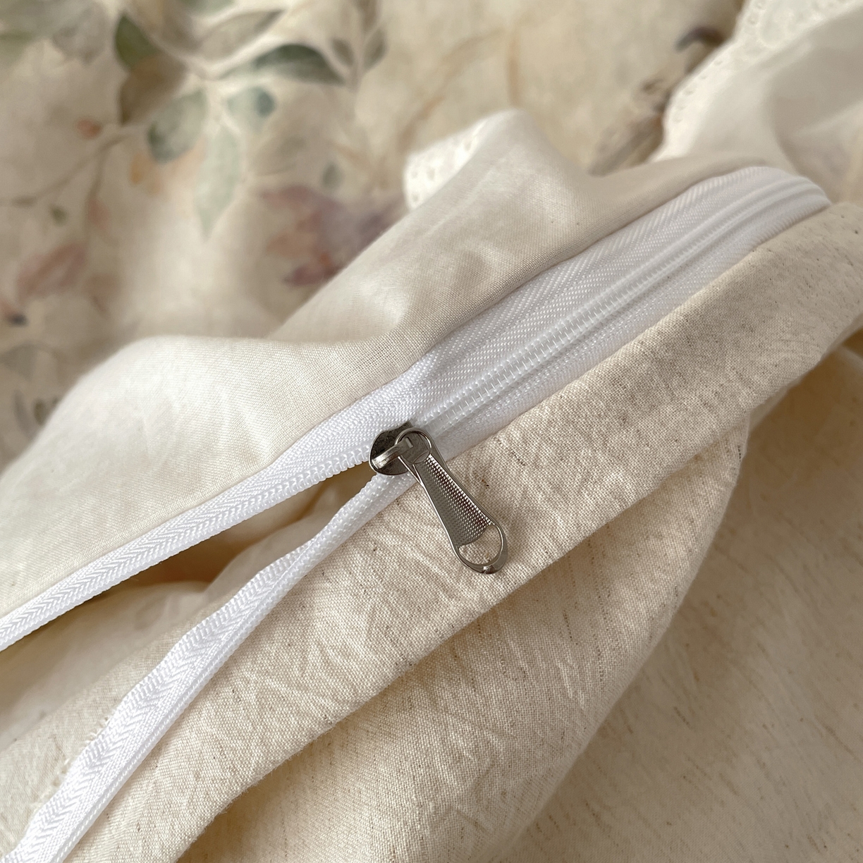 91家纺网 家纺一手货源 找家纺 莱登卡奴 2026新款A类棉麻数码印花25%麻75%棉法式复古花边四件套 雀语花枝