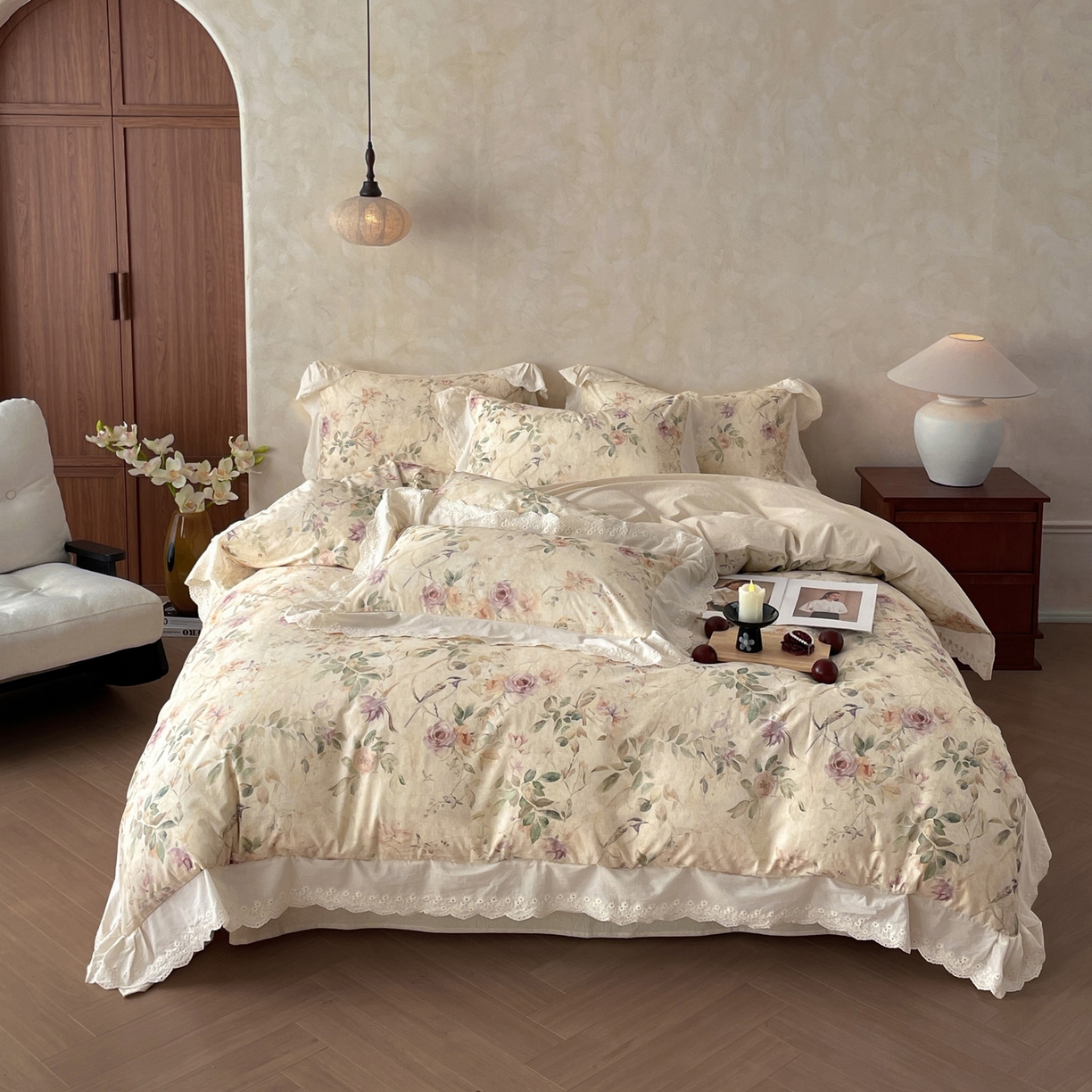 91家纺网 家纺一手货源 找家纺 莱登卡奴 2026新款A类棉麻数码印花25%麻75%棉法式复古花边四件套 雀语花枝