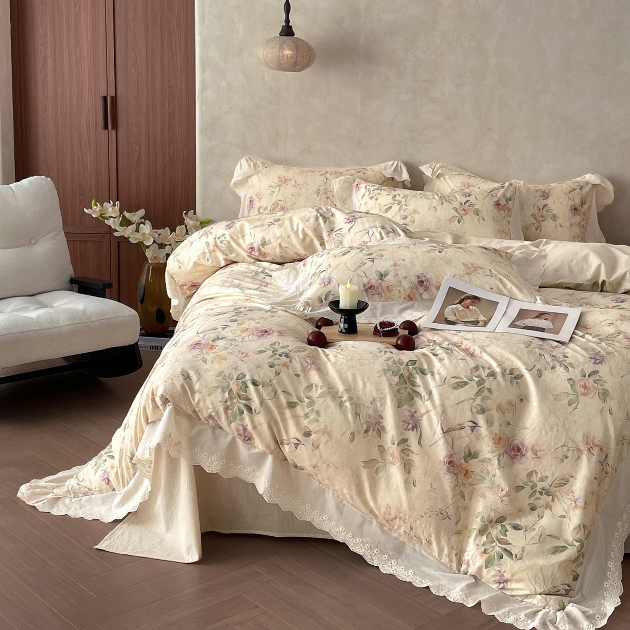 91家纺网 家纺一手货源 找家纺 莱登卡奴 2026新款A类棉麻数码印花25%麻75%棉法式复古花边四件套 雀语花枝