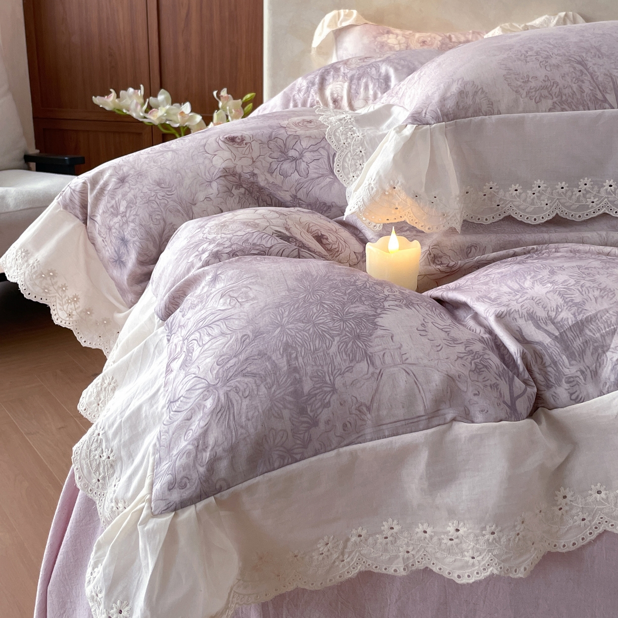 91家纺网 家纺一手货源 找家纺 莱登卡奴 2026新款A类棉麻数码印花25%麻75%棉法式复古花边四件套 云缦紫