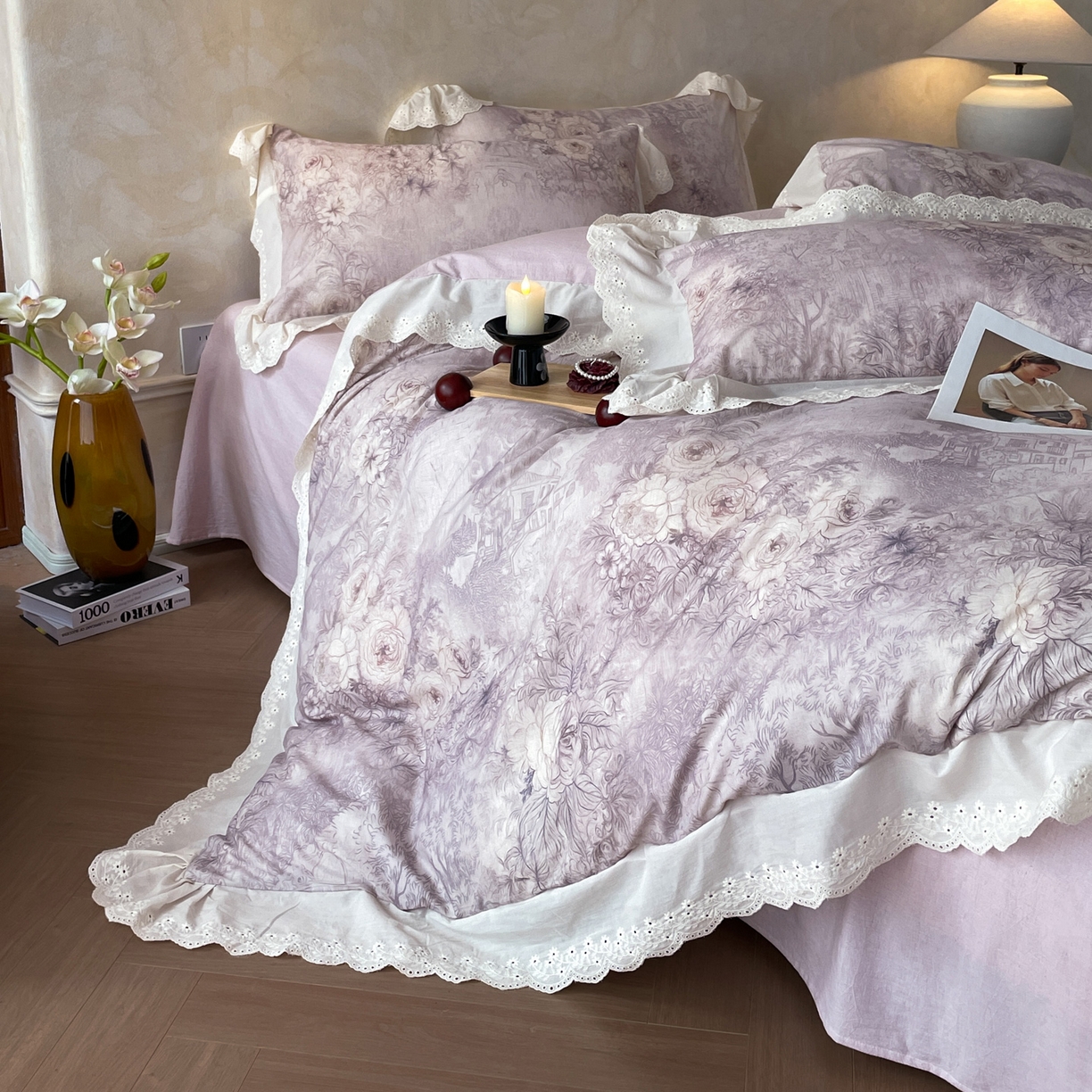 91家纺网 家纺一手货源 找家纺 莱登卡奴 2026新款A类棉麻数码印花25%麻75%棉法式复古花边四件套 云缦紫