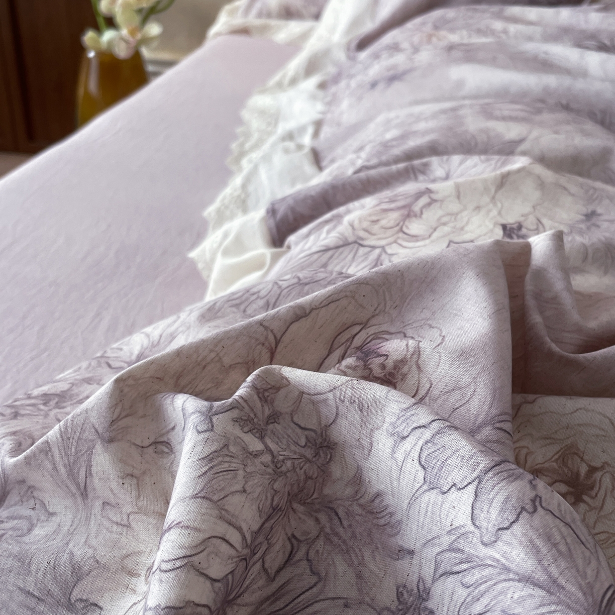 91家纺网 家纺一手货源 找家纺 莱登卡奴 2026新款A类棉麻数码印花25%麻75%棉法式复古花边四件套 云缦紫