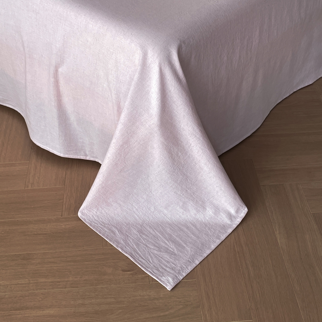 91家纺网 家纺一手货源 找家纺 莱登卡奴 2026新款A类棉麻数码印花25%麻75%棉法式复古花边四件套 云缦紫