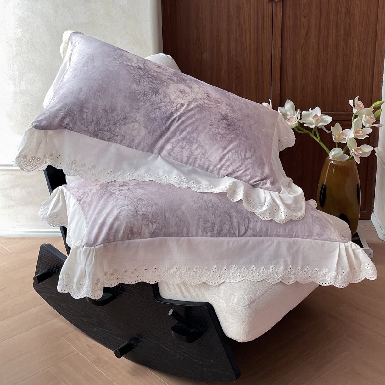 91家纺网 家纺一手货源 找家纺 莱登卡奴 2026新款A类棉麻数码印花25%麻75%棉法式复古花边四件套 云缦紫