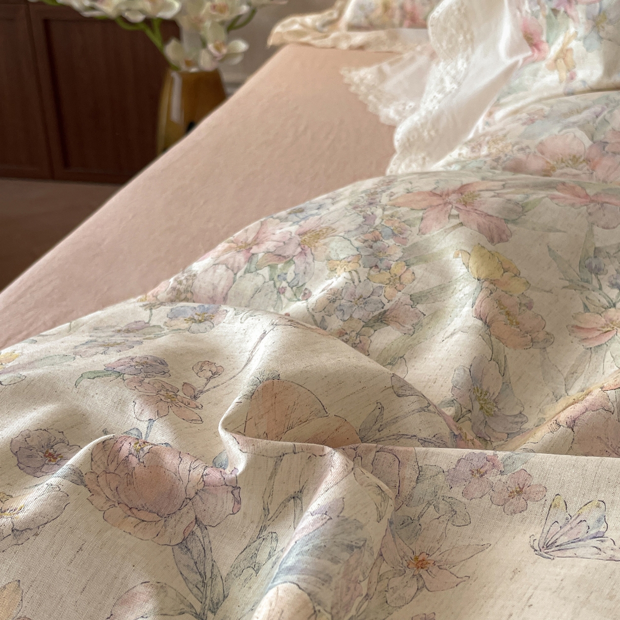 91家纺网 家纺一手货源 找家纺 莱登卡奴 2026新款A类棉麻数码印花25%麻75%棉法式复古花边四件套 紫鸢粉