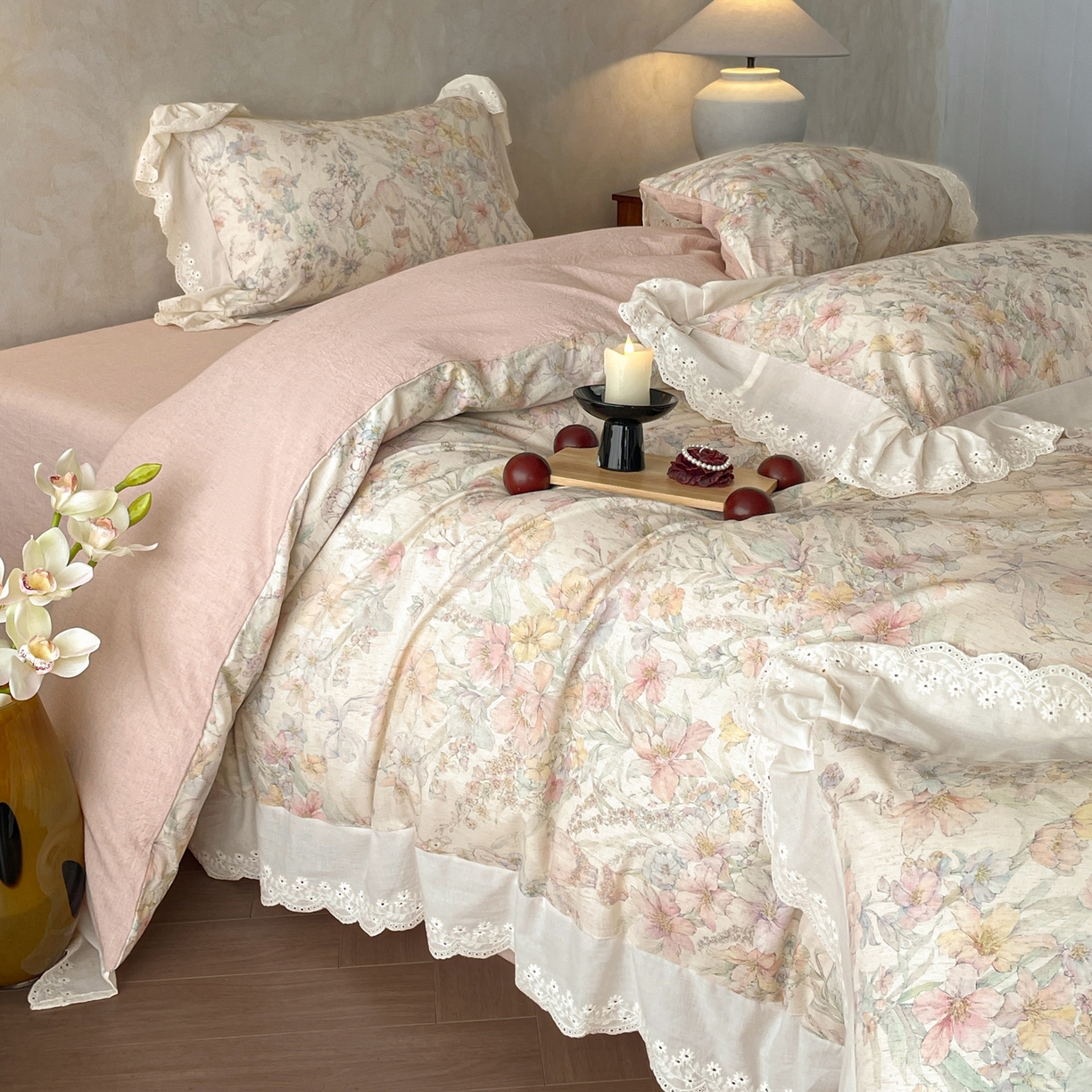 91家纺网 家纺一手货源 找家纺 莱登卡奴 2026新款A类棉麻数码印花25%麻75%棉法式复古花边四件套 紫鸢粉